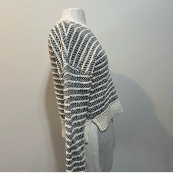 🤍 Aéropostale crochet Gray & White Striped Sweater – Size Medium - Picture 5 of 7